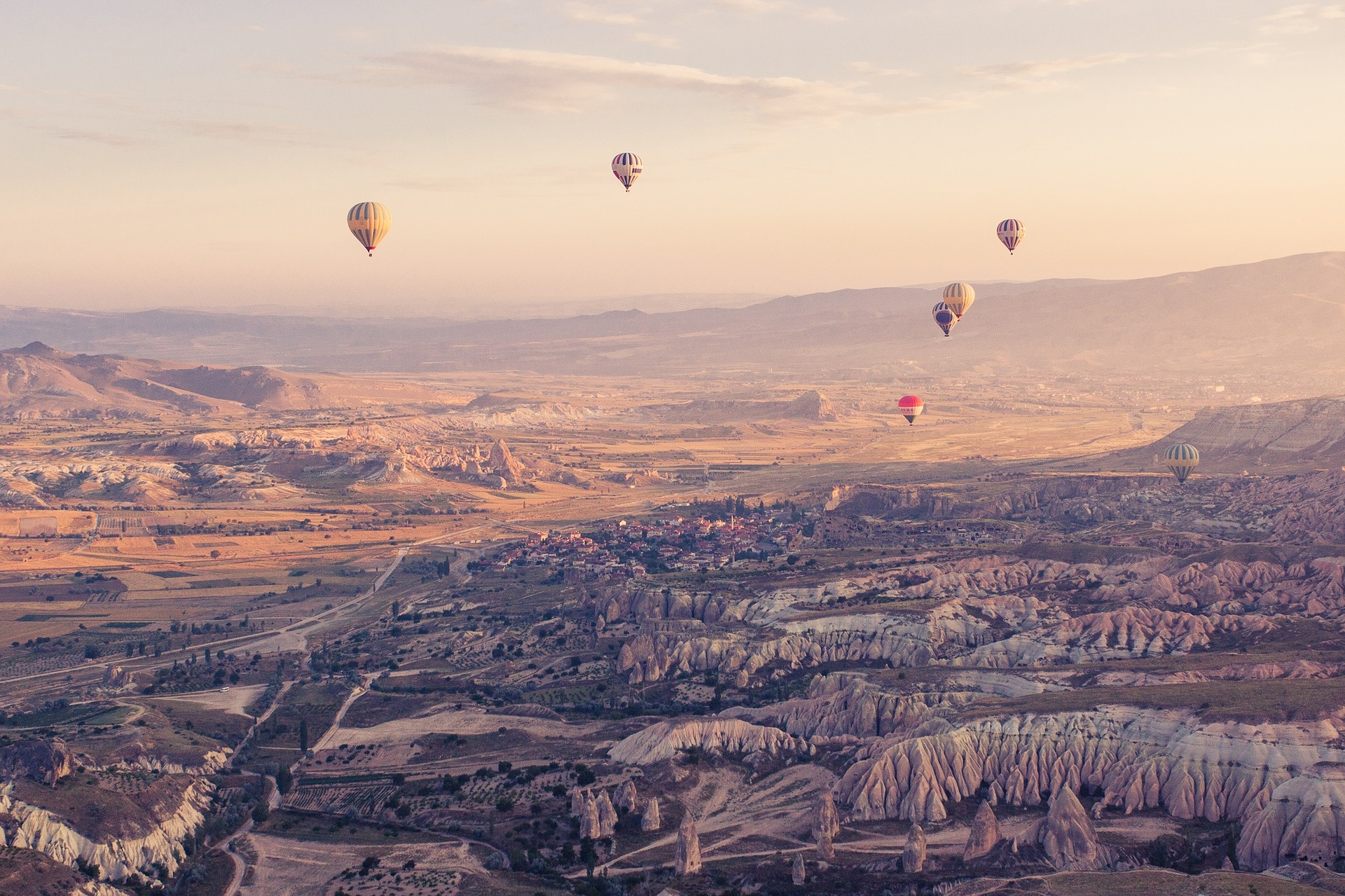 hot-air-balloon-844872_1920.jpg